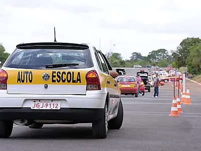 Fim da obrigatoriedade de autoescolas para CNH deve começar ainda em 2025, informa ministro