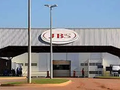 Frigorífico da JBS é acionado na Justiça por mau cheiro persistente