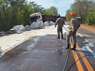 Zigue-zague de caminhoneiro alcoolizado termina em tombamento na BR-262
