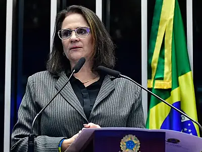 Damares leva ao MP Eleitoral denúncia contra escola de samba por enredo pró-Lula