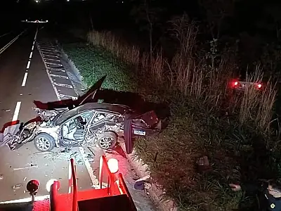 Carro arremessado para o meio da pista causa tragédia e mata pai e filho na BR-267