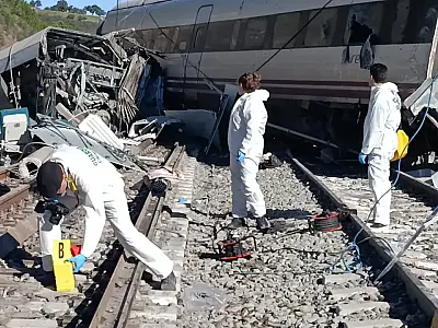Colisão entre trens-bala deixa quase 40 mortos na Espanha