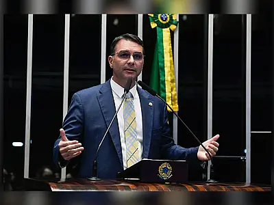 Flávio Bolsonaro reage a acusações e diz que Jair Bolsonaro é alvo de perseguição