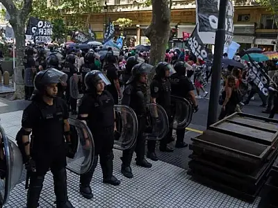 Argentina em tensão: primeiro protesto contra presidente Milei desafia novo governo