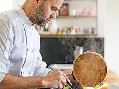 Chef brasileiro Paulo Ucha Longhin vence concurso de Superyacht Chef em Monaco