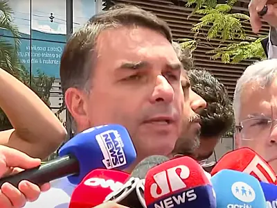 Flávio Bolsonaro critica revogação de visto de assessor ligado a Trump e fala em "paranoia"