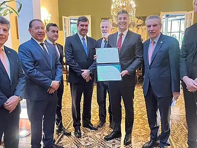 Eduardo Riedel discute rota bioceânica e parcerias em encontro com presidente do Paraguai