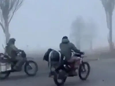 Tropas russas entram em Pokrovsk em motos e veículos improvisados; vídeo viraliza nas redes