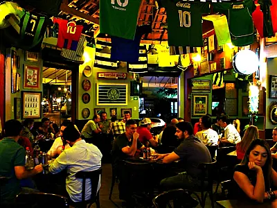 Bares de Campo Grande reforçam transparência sobre bebidas após suspeita de intoxicação por metanol