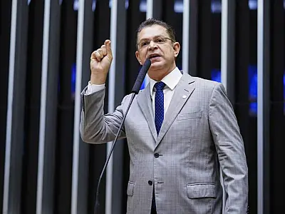 Líder do PL mantém defesa de anistia ampla e se reúne com Bolsonaro em prisão domiciliar