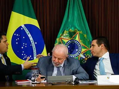 Lula tenta minimizar críticas ao Congresso, mas relação expõe dependência política