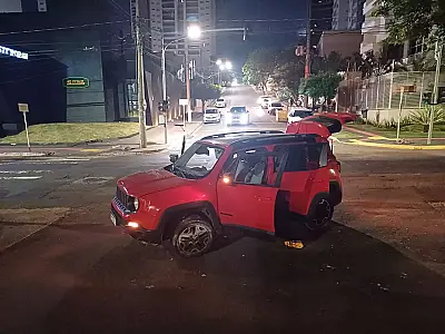 Motorista abandona Jeep Renegade após acidente e foge correndo em Campo Grande