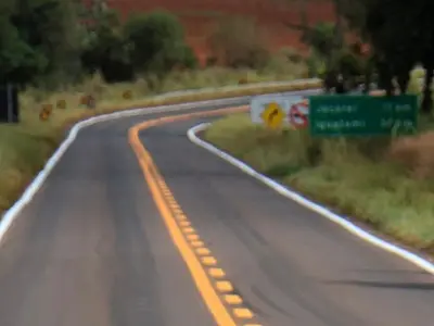 Tragédia na MS-386: motorista morre após carreta tombar em curva perigosa