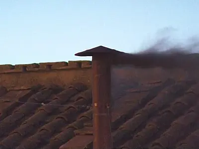 Sem fumaça branca, 1º dia de conclave termina sem definição do novo papa