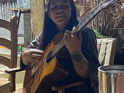 Mulher morre após ser esfaqueada no peito e encontrada debaixo de árvore em Naviraí