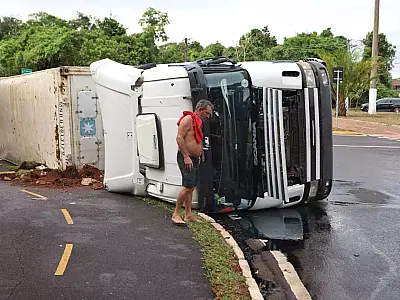 Motorista se perde e caminhão com 28 toneladas de carne tomba no Parque dos Poderes