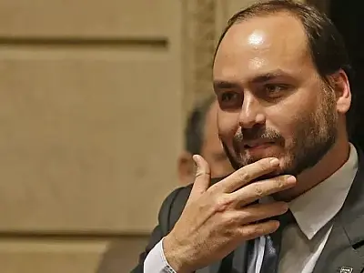 Carlos Bolsonaro, além da Abin, é investigado pela PF por esquemas  de 'rachadinha' e 'fake news'