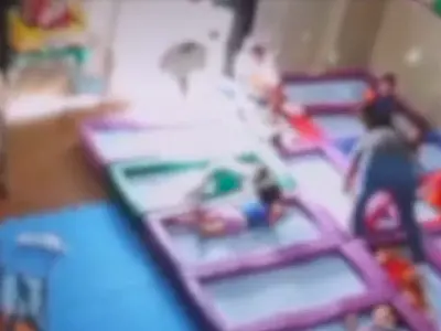 Monitora é demitida após câmeras registrarem agressões a crianças em creche de MS