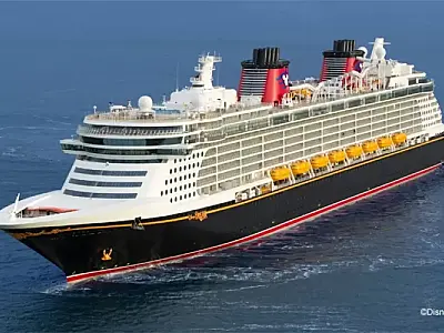 Criança cai de navio da Disney e pai salta ao mar para salvá-la