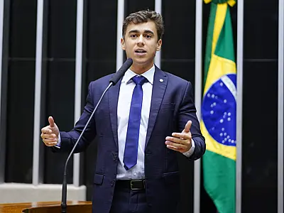 Justiça determina que Nikolas Ferreira pague R$ 40 mil a mulher trans por declarações nas redes
