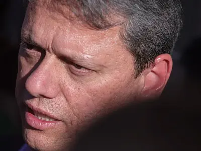 Tarcísio de Freitas acompanhará reunião de governadores com Cláudio Castro por videoconferência