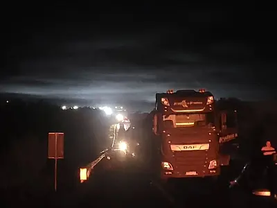Manifestação do MST interdita BR-163 e causa longos congestionamentos em Campo Grande