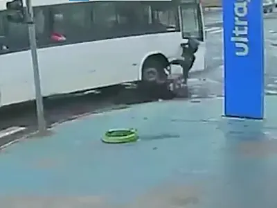 Motociclista fica preso sob ônibus após colisão em avenida de Campo Grande