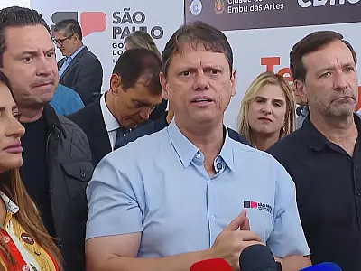 Tarcísio reafirma apoio a Flávio, descarta corrida presidencial e confirma visita a Jair Bolsonaro