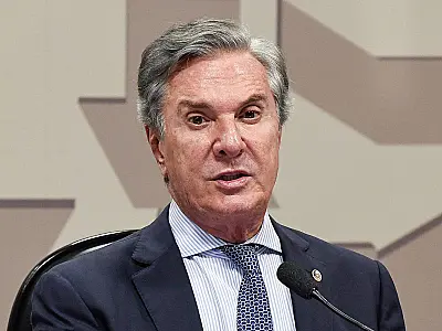 Moraes determina suspensão de passaporte diplomático de Collor durante prisão domiciliar