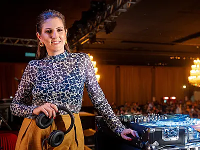 DJ Nathalia Albuquerque aquece o público antes dos 40 anos dos Paralamas do Sucesso