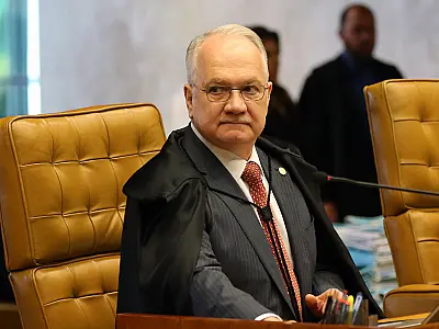 Edson Fachin assume presidência do STF em meio a desafios institucionais