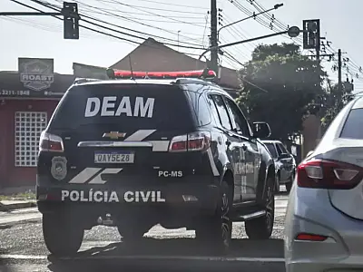 Companheiro agride mulher e impede entrada dos filhos em casa durante chuva.