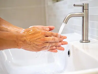Norovírus é resistente ao álcool em gel; especialistas alertam para as melhores formas de prevenção
