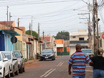 Mais de 300 famílias de Campo Grande recebem documentos de propriedade após décadas de espera