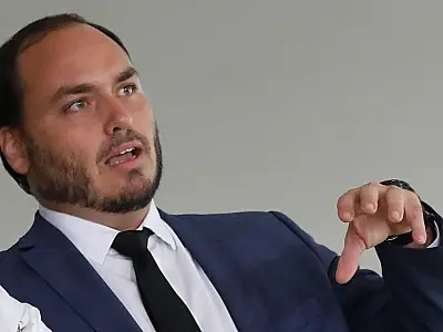 Carlos Bolsonaro visita o pai após concessão de prisão domiciliar