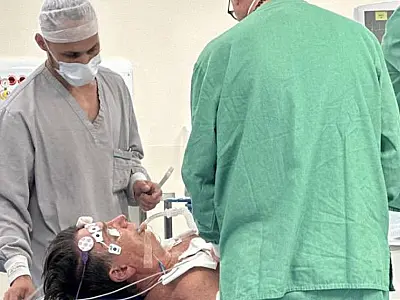 Bolsonaro sofre traumatismo craniano leve após queda em cela da PF