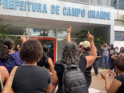 Profissionais da educação infantil em Campo Grande protestam por melhores condições de trabalho