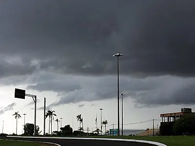 Frente fria avança sobre MS e traz chuvas, ventos fortes e queda nas temperaturas