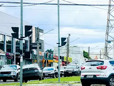 Trânsito caótico na Avenida Marquês de Pombal leva moradores a improvisar rota por terreno baldio