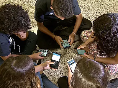 Uso da internet nas escolas por adolescentes cai de 51% para 37%, aponta pesquisa