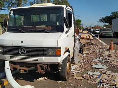 Caminhão desgovernado causa engavetamento com 9 veículos em avenida de Campo Grande
