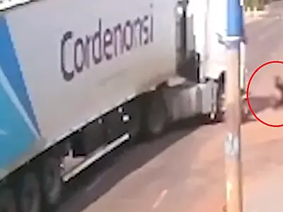 Motociclista é lançado no ar após colisão com carreta
