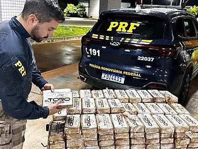 PRF intercepta caminhão com 233 kg de cocaína escondido em carga de amendoim