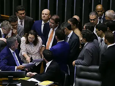 Câmara aprova PEC de corte de gastos; proposta segue para o Senado