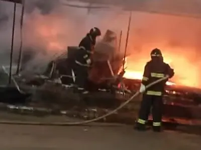 Incêndio atinge centro comercial na fronteira e destrói várias lojas