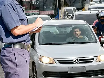 Nova regra do farol exige luz acesa em rodovias e prevê multa para quem descumprir