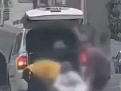 Carro funerário  deixa cair caixão após passar por buraco em via de Campo Grande
