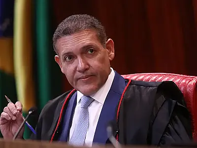 Nunes Marques toma posse da presidência do TSE com André Mendonça como vice