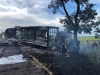 Colisão entre camionete e carreta resulta na morte  três homens