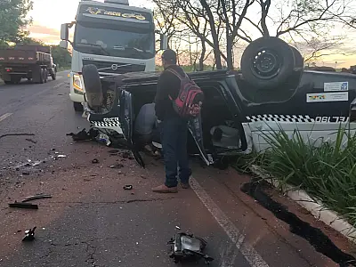 Viatura da PM capota após colisão com caminhão na MS-295; cabo morre e sargento fica ferido